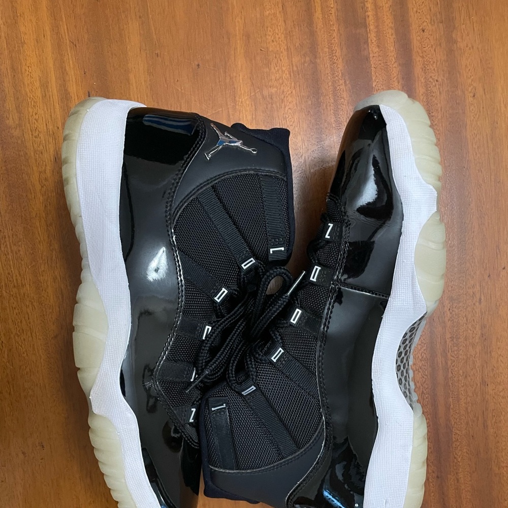 Jordan 11 authentic anniversary